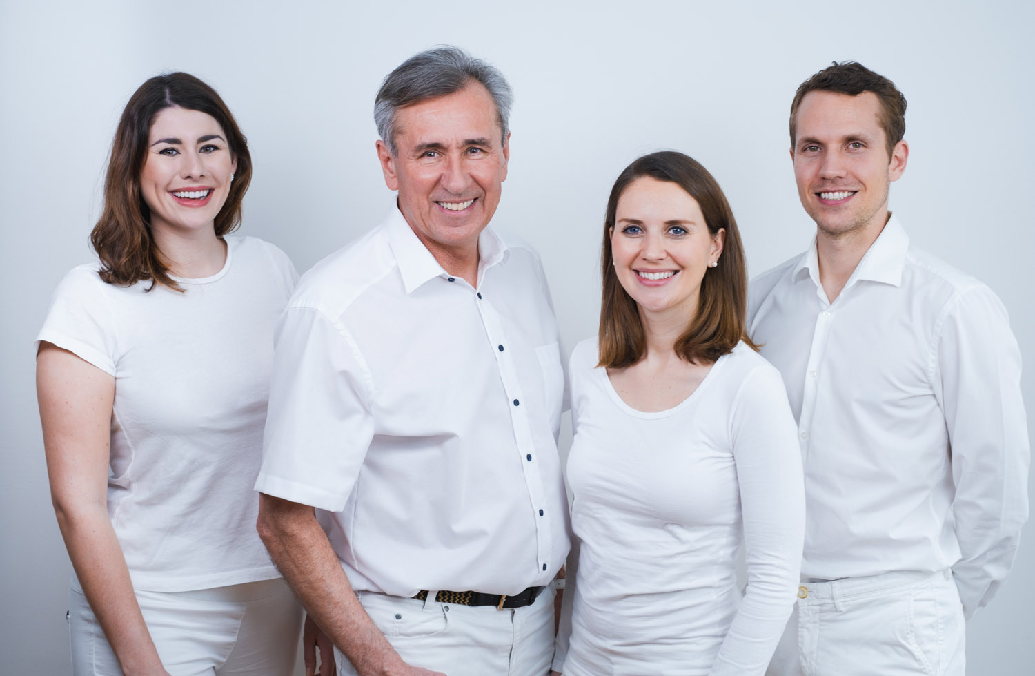 Teamfoto der Zahnärzte Dr. Marina Wiesinger, Dr. Heinz Wiesinger, Dr. Lisa Pichler, Dr. Tobias Pichler, Zahnärzte in Linz-Urfahr