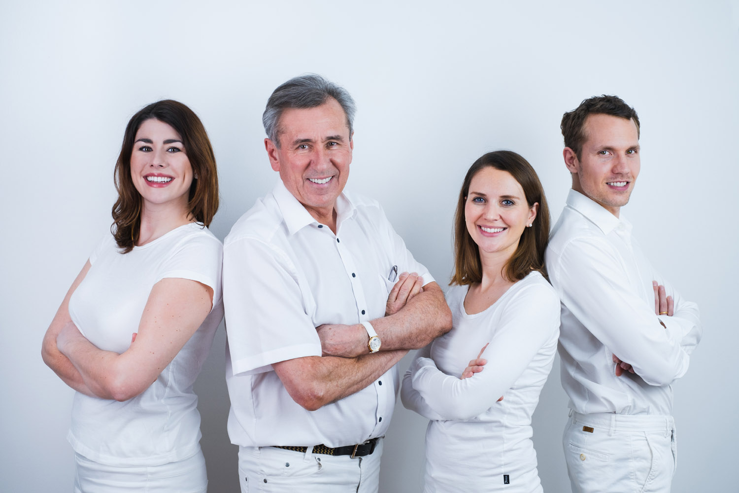 Teamfoto der Zahnärzte Dr. Marina Wiesinger, Dr. Heinz Wiesinger, Dr. Lisa Pichler, Dr. Tobias Pichler, Zahnärzte in Linz-Urfahr