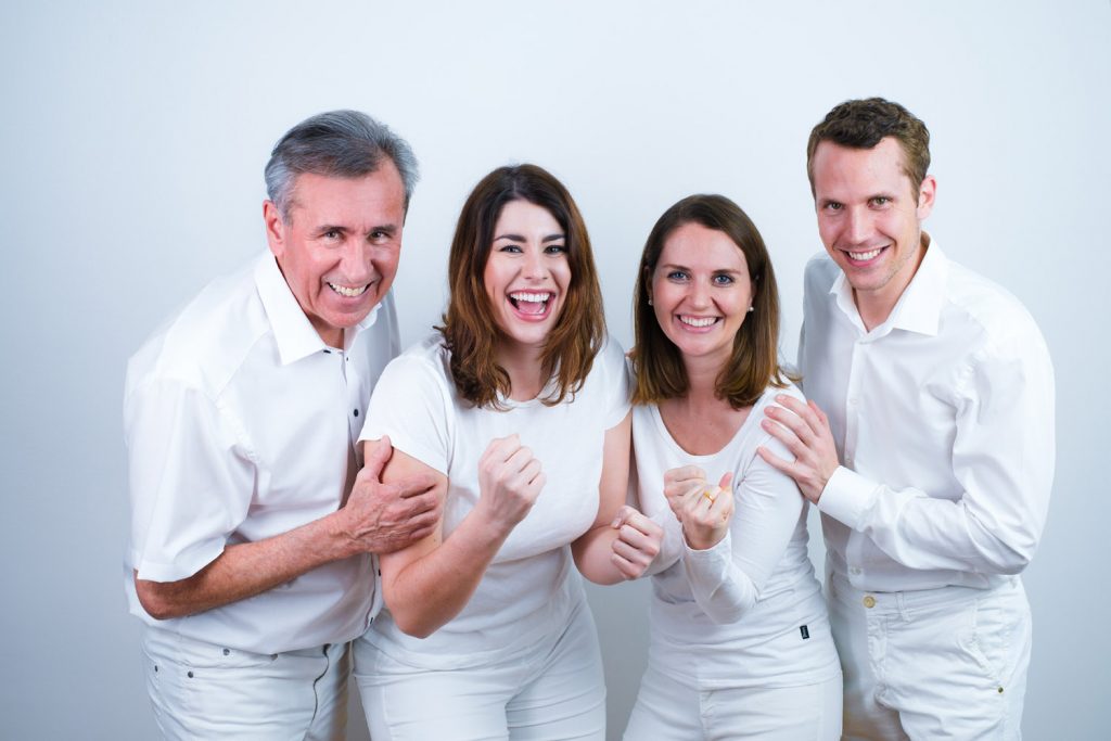 Teamfoto der Zahnärzte Dr. Marina Wiesinger, Dr. Heinz Wiesinger, Dr. Lisa Pichler, Dr. Tobias Pichler, Zahnärzte in Linz-Urfahr