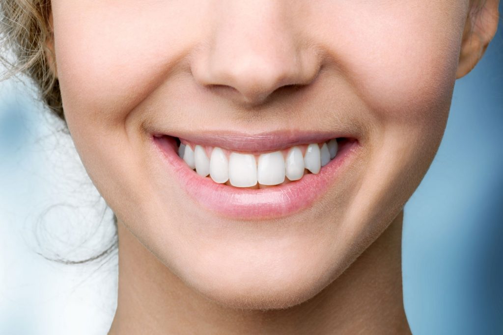 Lächelnde Frau mit schönen weißen Zähnen